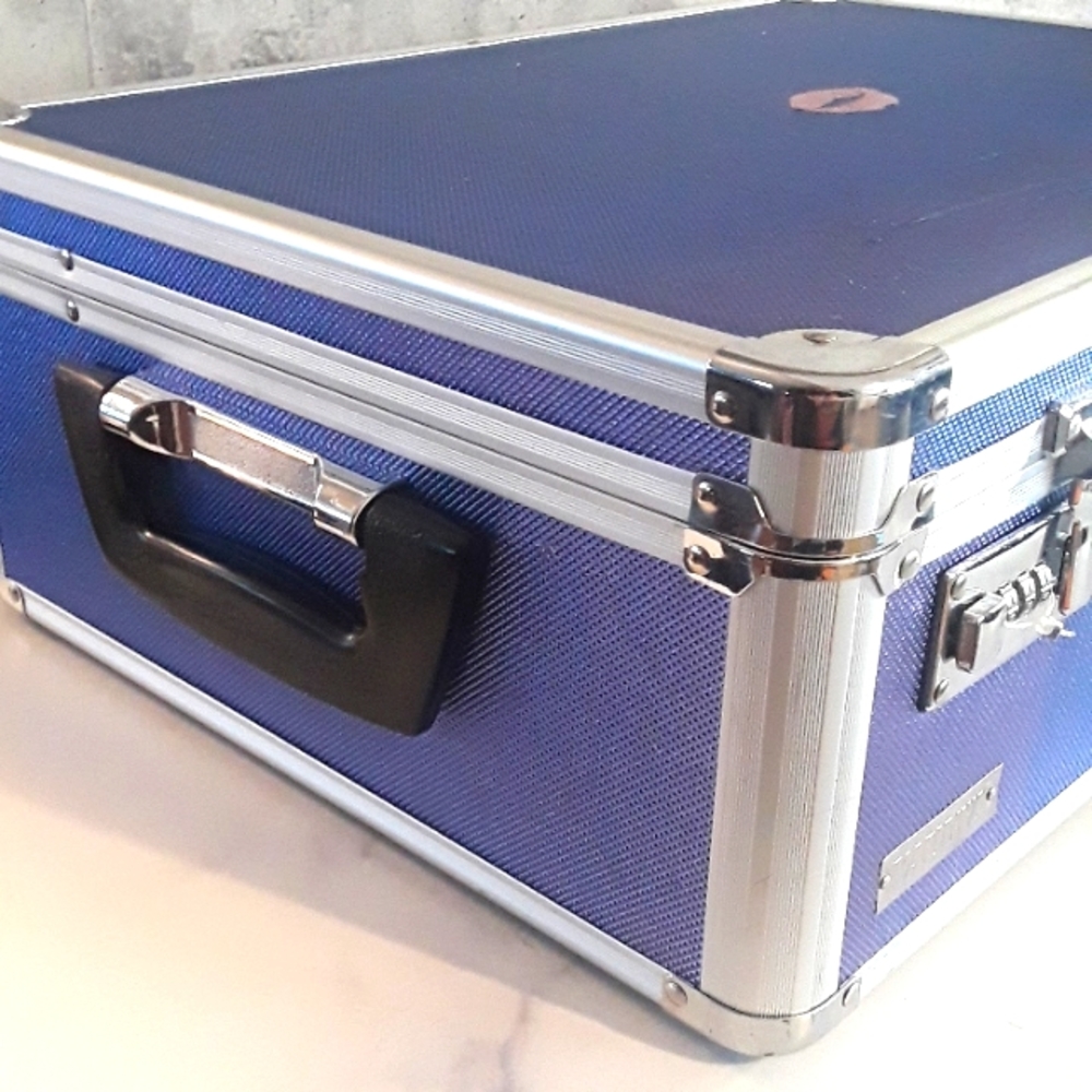 Locking storage container